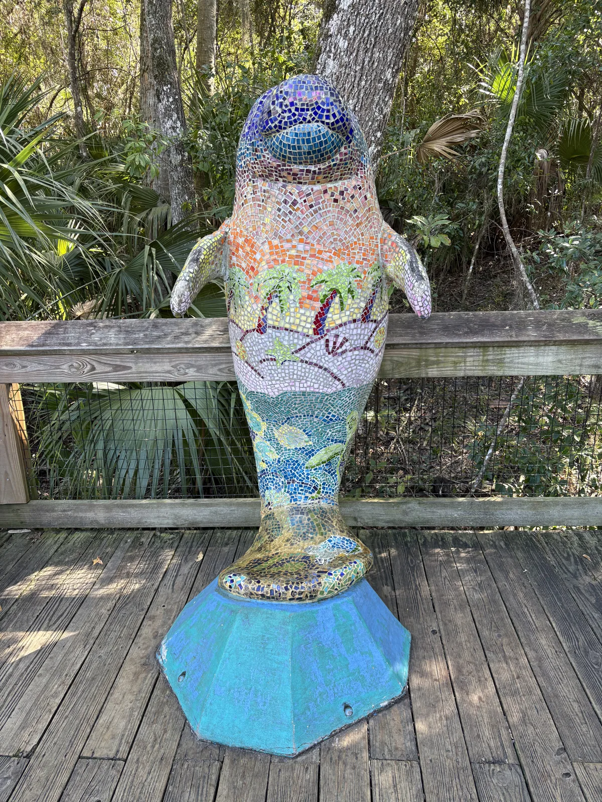 Sculpture de lamantin en mosaïque à Blue Spring State Park